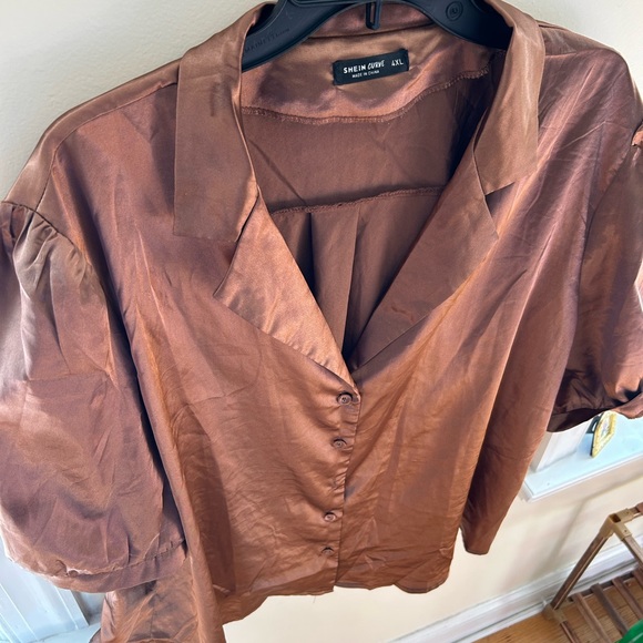 SHEIN PLUS SIZE CURVE Brown Faux Silk Short Sleeve Button Down Blouse - Picture 3 of 4